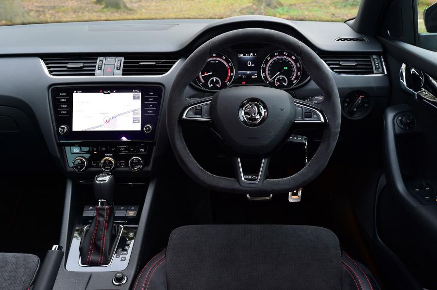 Панель приборов Skoda Octavia vRS 245 (5E) 2017 года  (UK) (фото 9 из 12)